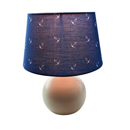 De Anker tafellamp in blauw, wit en zand brengt een frisse uitstraling in je interieur. Perfect voor een modern accent.
