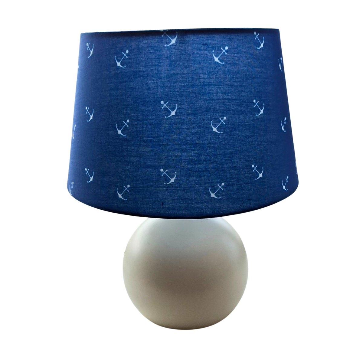 Deze moderne Anker tafellamp in blauw, wit en zand voegt een frisse uitstraling toe aan elk interieur.