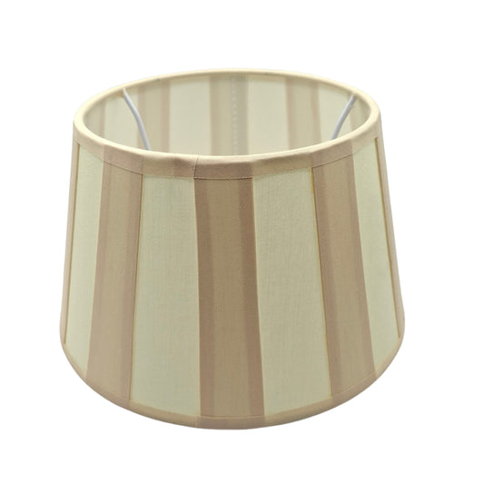 De chique crèmekleurige lampenkap uit de Balken serie voegt warmte toe aan iedere ruimte.