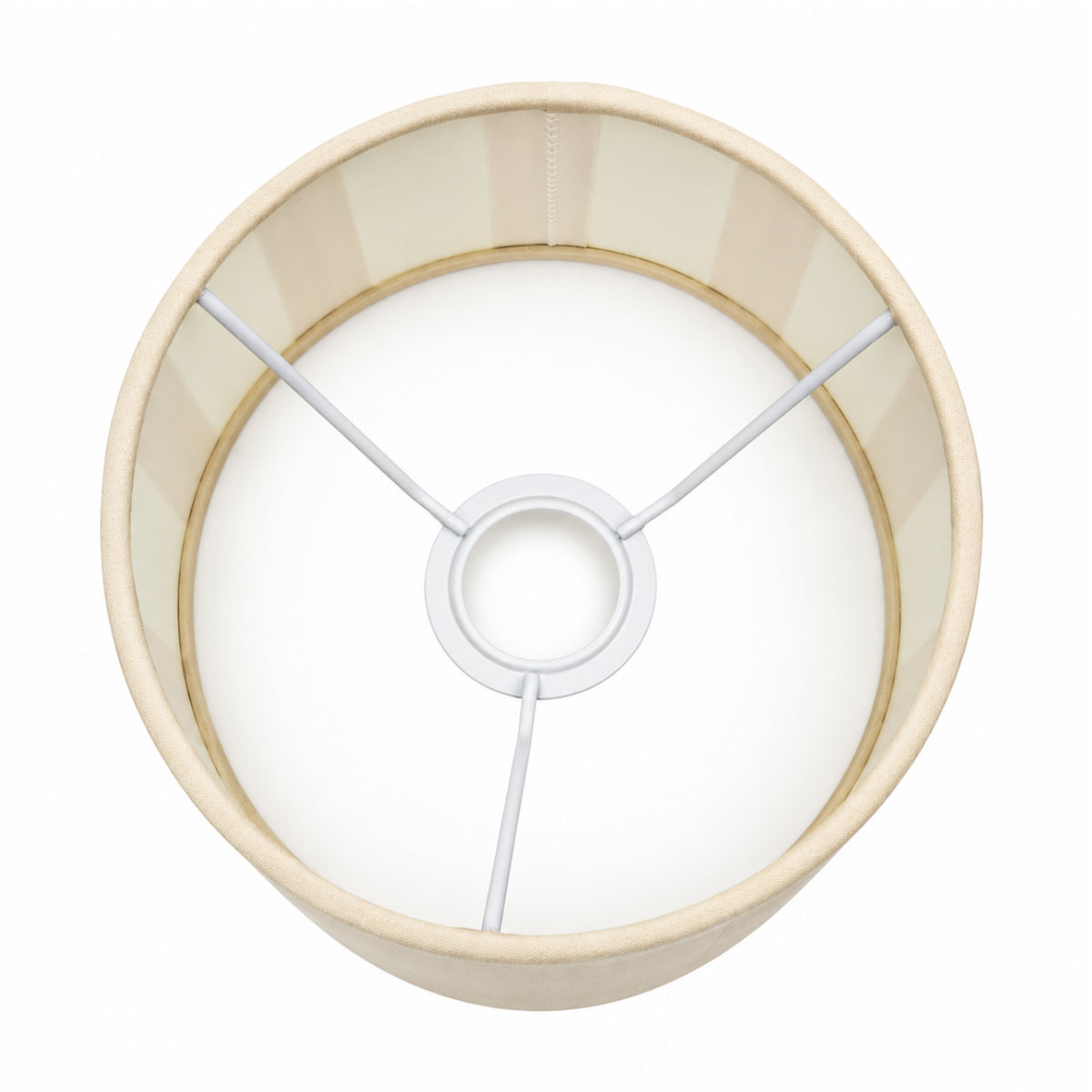 Een warme, crèmekleurige lampenkap in chintz stof. Perfect voor een sfeervolle verlichting in elke woonkamer.