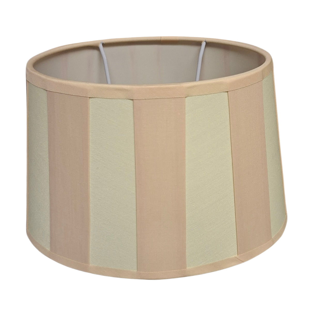 Deze crèmekleurige lampenkap voegt warmte toe aan je interieur. Perfect voor een gezellige sfeer in elke ruimte.