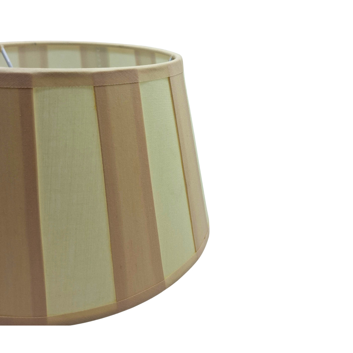 Stijlvolle lampenkap in warm crème, perfect voor een gezellige sfeer. Verlicht je interieur met een vleugje elegantie.