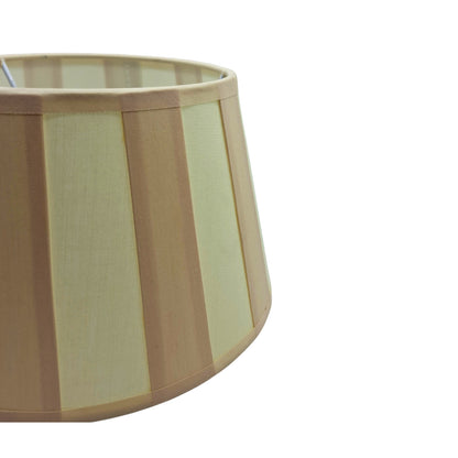 Stijlvolle lampenkap in warm crème, perfect voor een gezellige sfeer. Verlicht je interieur met een vleugje elegantie.