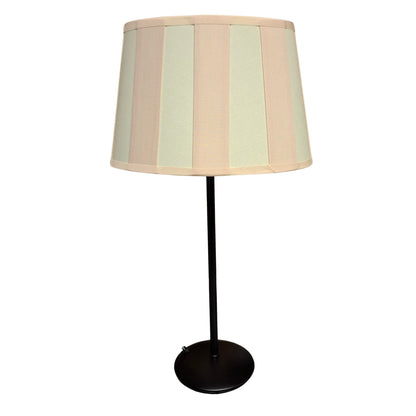 Deze crèmekleurige lampenkap geeft een warme uitstraling aan je interieur. Perfect voor een gezellige sfeer in elke kamer.