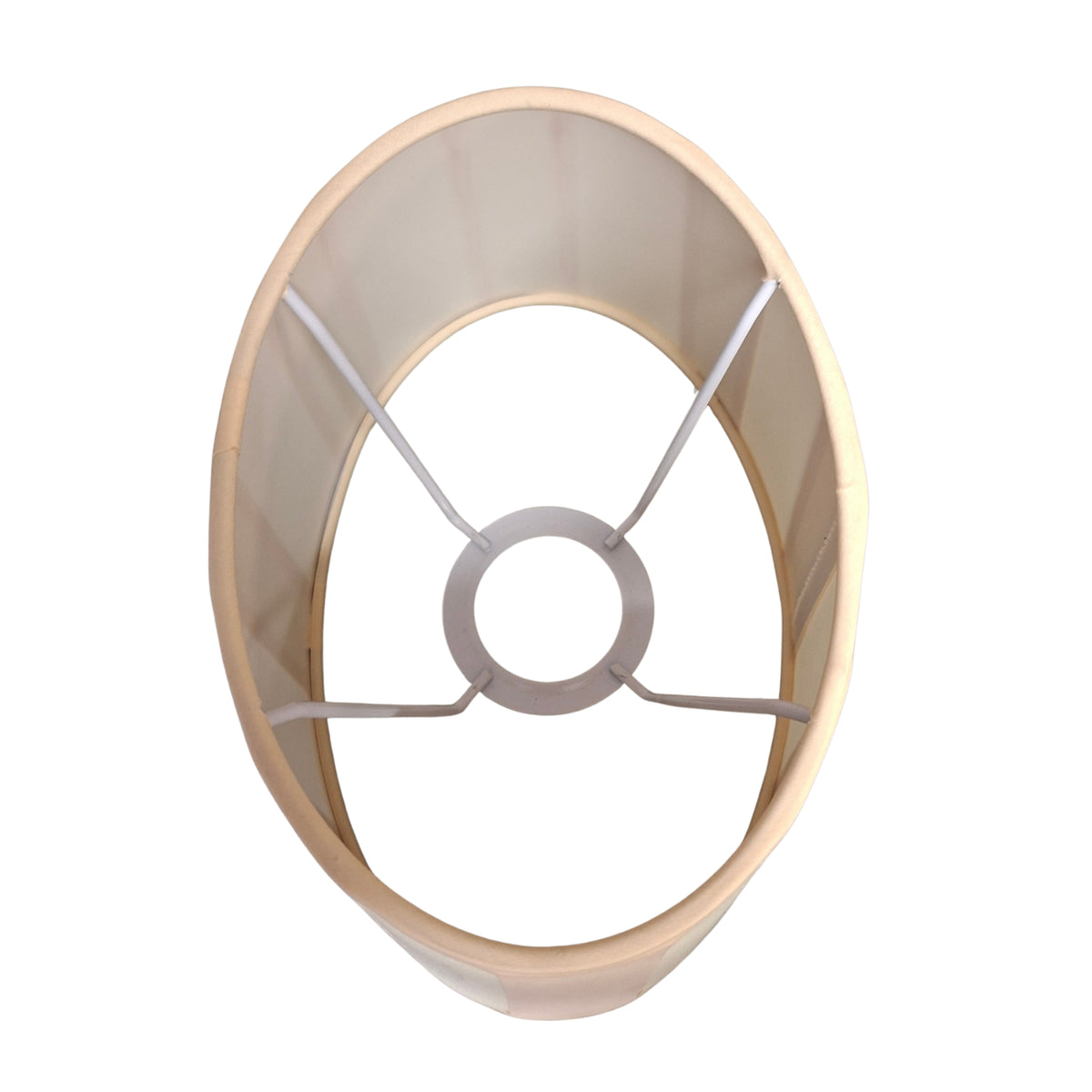 Zachte crèmekleurige lampenkap uit de Balken serie. Perfect voor een warme, sfeervolle uitstraling in jouw interieur.