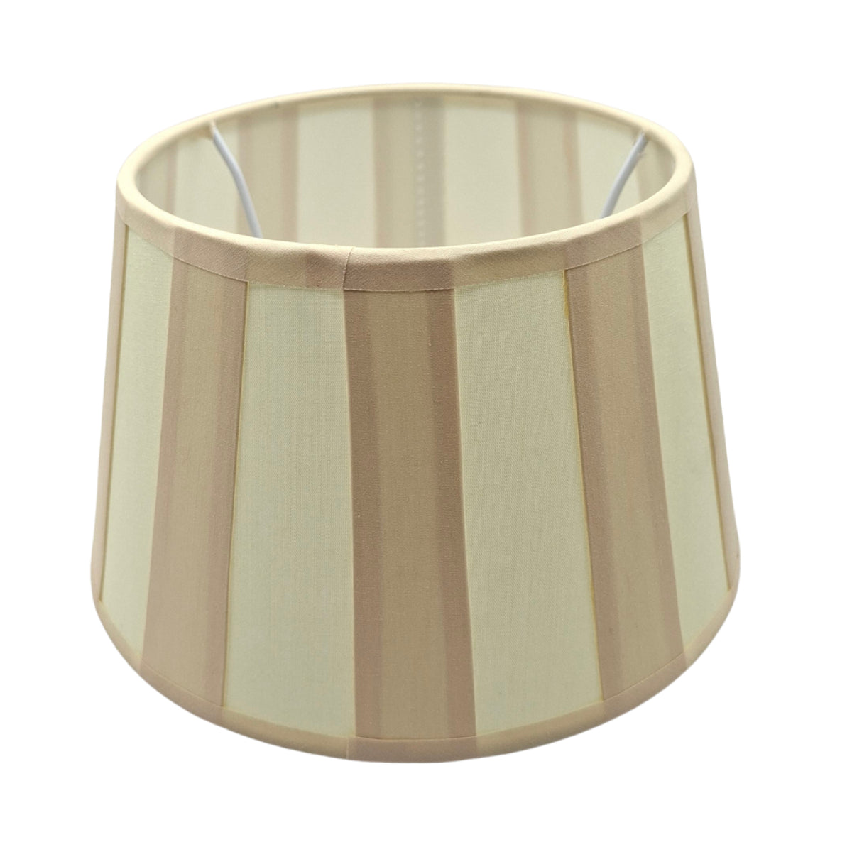 De romige lampenkap in chintz zorgt voor een warme uitstraling. Perfect voor sfeervolle verlichting in elke kamer.