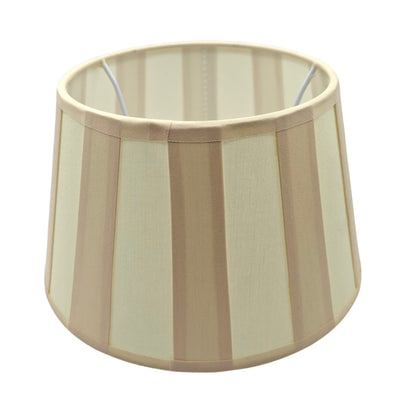 De romige lampenkap in chintz zorgt voor een warme uitstraling. Perfect voor sfeervolle verlichting in elke kamer.