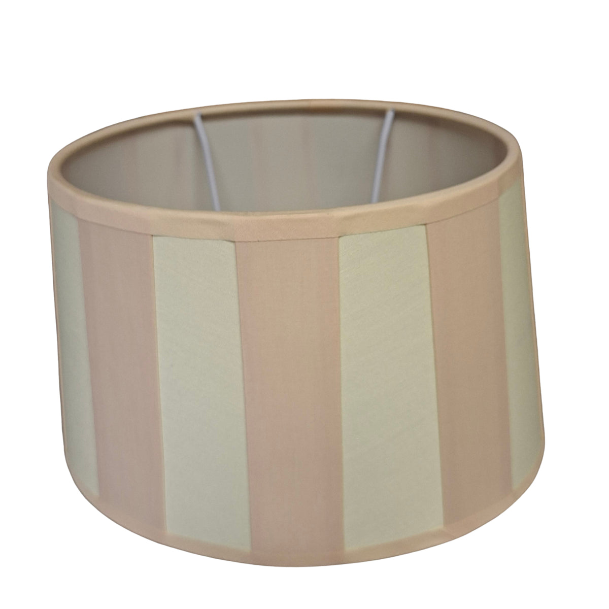 Verander de sfeer met deze crèmekleurige lampenkap van katoen. Perfect voor een warme, uitnodigende uitstraling in huis.