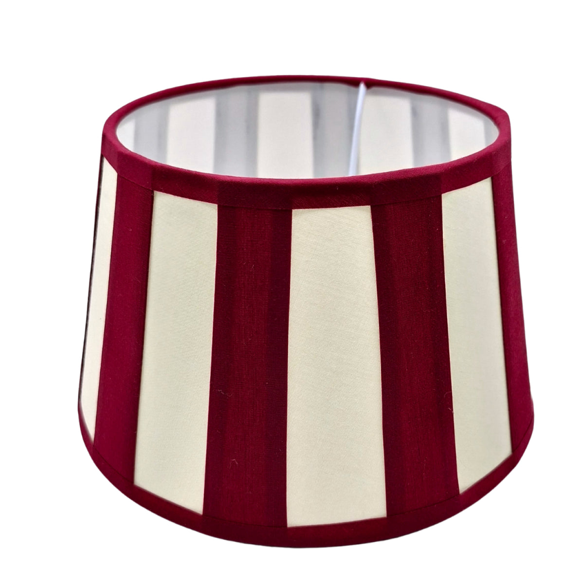 De warme rood-crème lampenkap van de Balken serie geeft een gezellige sfeer aan elke ruimte.