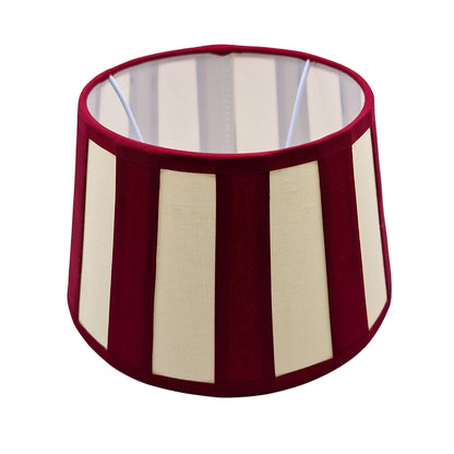 Deze lampenkap in crème en rood heeft een basic stijl. Ideaal voor een warme sfeer in elke ruimte.