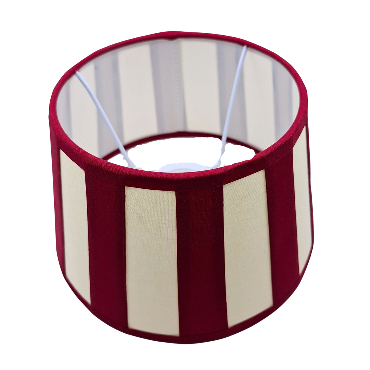 Deze lampenkap in crème en rood voegt een speelse touch toe aan je interieur. Perfect voor een gezellige sfeer!