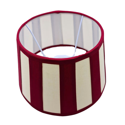 Deze lampenkap in crème en rood voegt een speelse touch toe aan je interieur. Perfect voor een gezellige sfeer!
