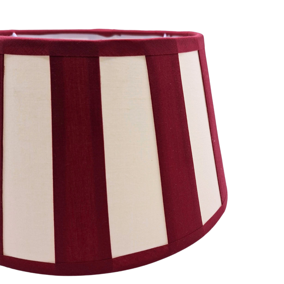 Deze lampenkap in rood en crème voegt een frisse uitstraling toe aan je interieur. Perfect voor een basic, stijlvolle look.