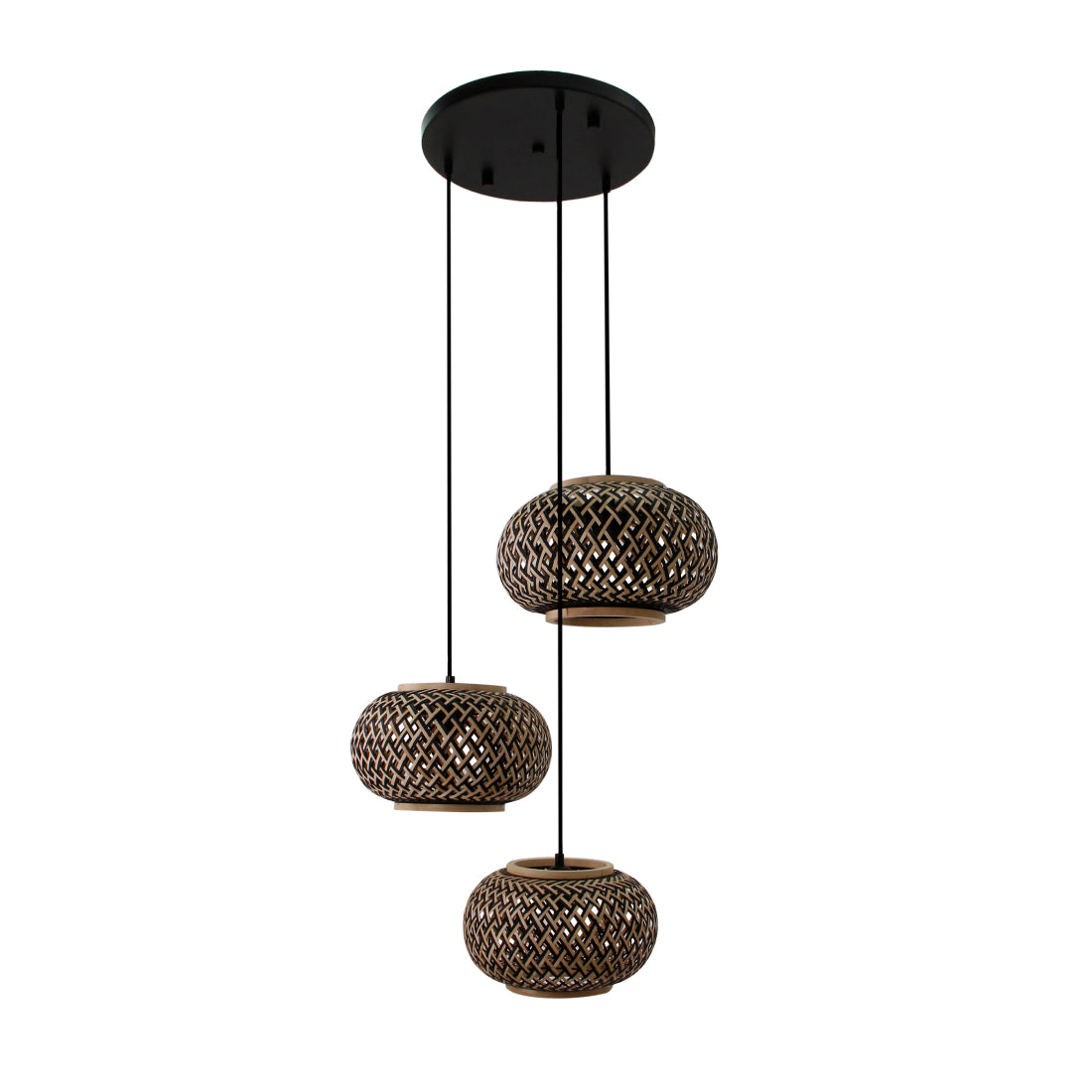 Gedetailleerde weergave van de bruine Weaving hanglamp. Deze landelijke lamp voegt warmte en karakter toe aan uw interieur.