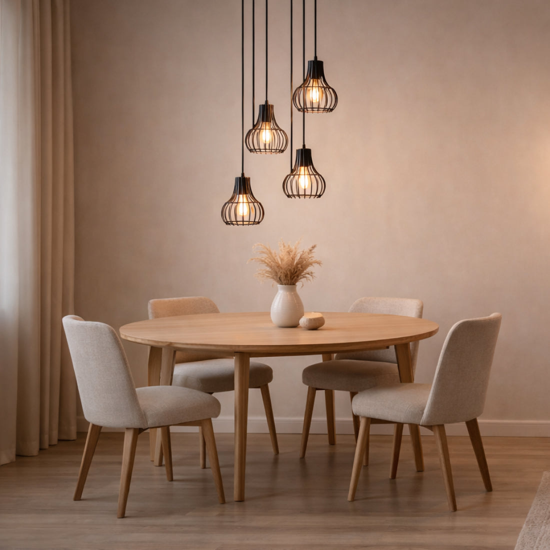 Een moderne zwart hanglamp met vijf lichtbronnen. Perfect voor een sfeervolle uitstraling in elke eetkamer of woonkamer.