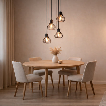 Een moderne zwart hanglamp met vijf lichtbronnen. Perfect voor een sfeervolle uitstraling in elke eetkamer of woonkamer.