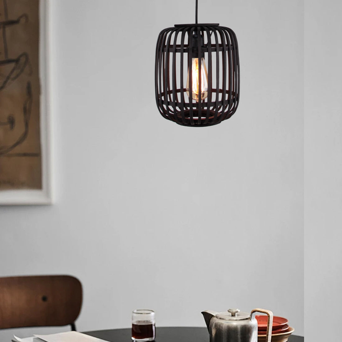 Een zwarte bamboe hanglamp met een modern design. Ideaal voor een warme en sfeervolle ambiance in elke kamer.