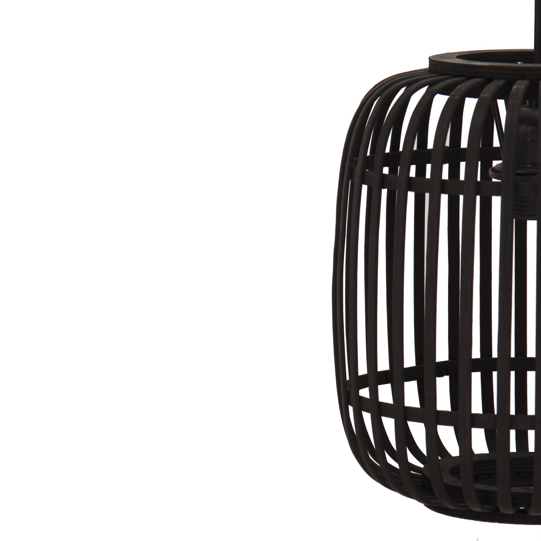De Woven hanglamp in zwart bamboe voegt een moderne touch toe aan je interieur. Perfect voor sfeervolle verlichting.