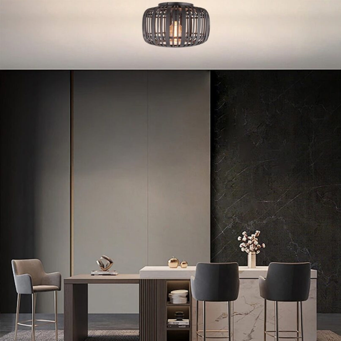 De zwarte Rattan plafondlamp voegt een natuurlijke touch toe aan jouw interieur. Een sfeervolle keuze voor elke ruimte.