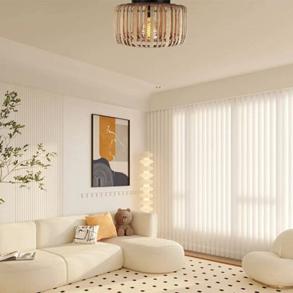 Een warme bruin gekleurde rattan plafondlamp die sfeer en gezelligheid uitstraalt. Perfect voor elke woonkamer of eethoek.
