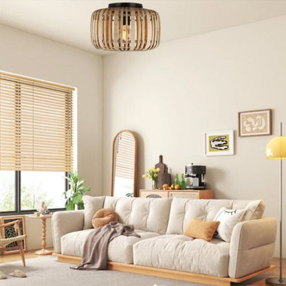 Detail van de bruine Rattan plafondlamp met E27 fitting.