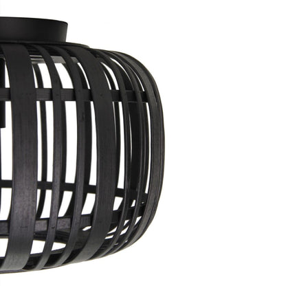 Fijn gedetailleerd design van de zwarte Rattan plafondlamp.