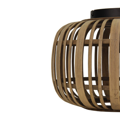 Natuurlijk, hier is de alt-tekst voor de afbeelding:

Detail van de bruin rattan plafondlamp.