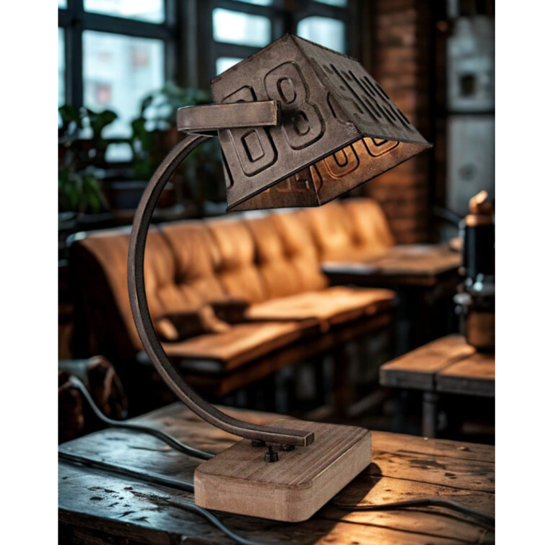 Een sfeervolle tafellamp met industrieel design in roestkleur.