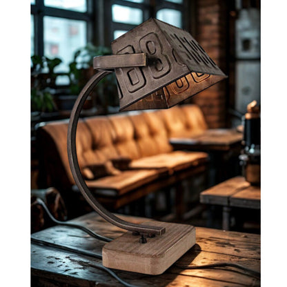 Een sfeervolle tafellamp met industrieel design in roestkleur.