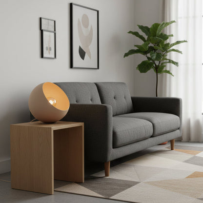 Een moderne tafellamp in crème, perfect voor een sfeervol interieur. Laat een warme gloed stralen in elke kamer.