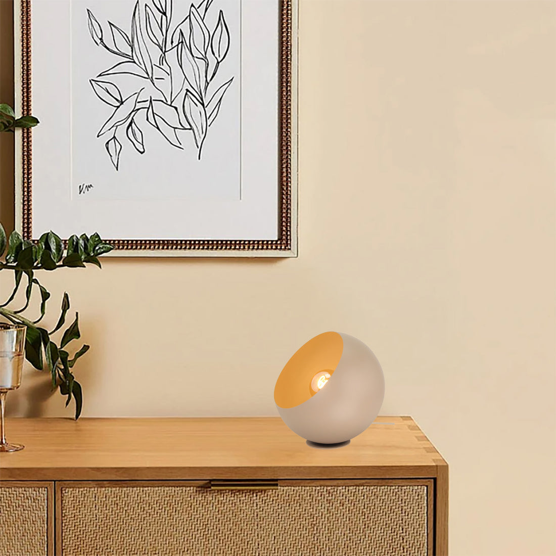 Deze crème tafellamp brengt een moderne uitstraling in je interieur. Een prachtige sfeermaker voor elke tafel.