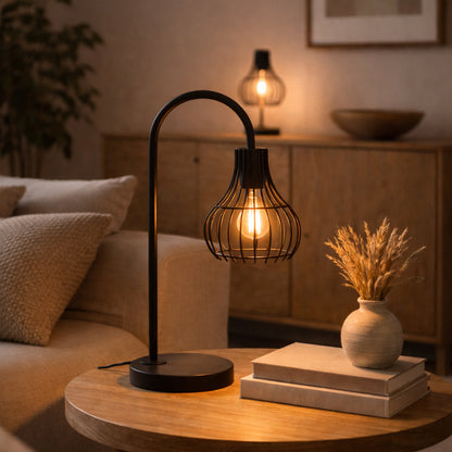Deze zwarte tafellamp Goccia geeft een industriële flair aan je interieur.