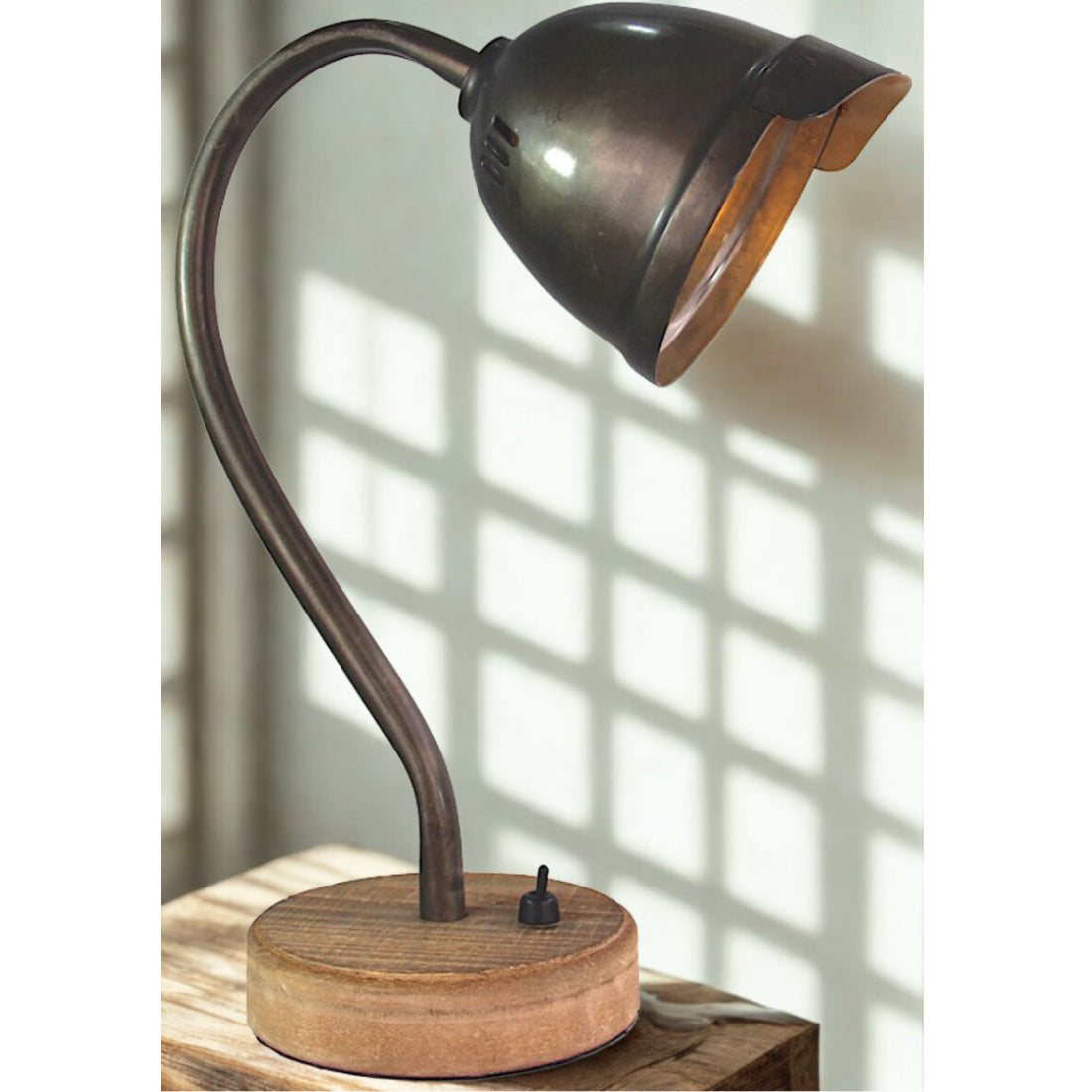 Een zwarte vintage tafellamp die sfeer en karakter toevoegt aan je interieur. Perfect voor een industriële uitstraling.