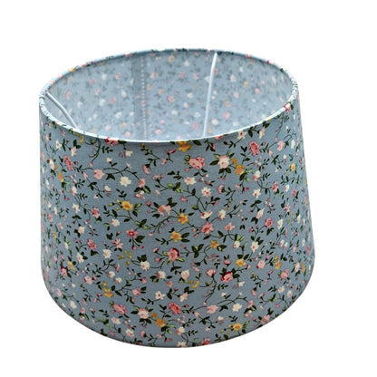 Deze lichtblauwe lampenkap met bloemenprint voegt een speelse, bohemian toets toe aan je interieur.