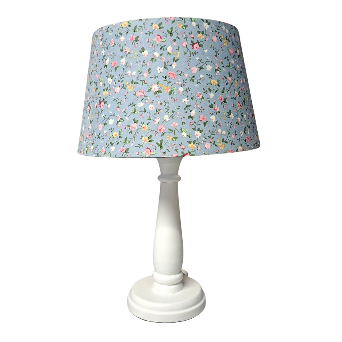 Deze lichtblauwe lampenkap in bloemenprint voegt een speelse, vintage charme toe aan je interieur. Perfect voor elke ruimte.