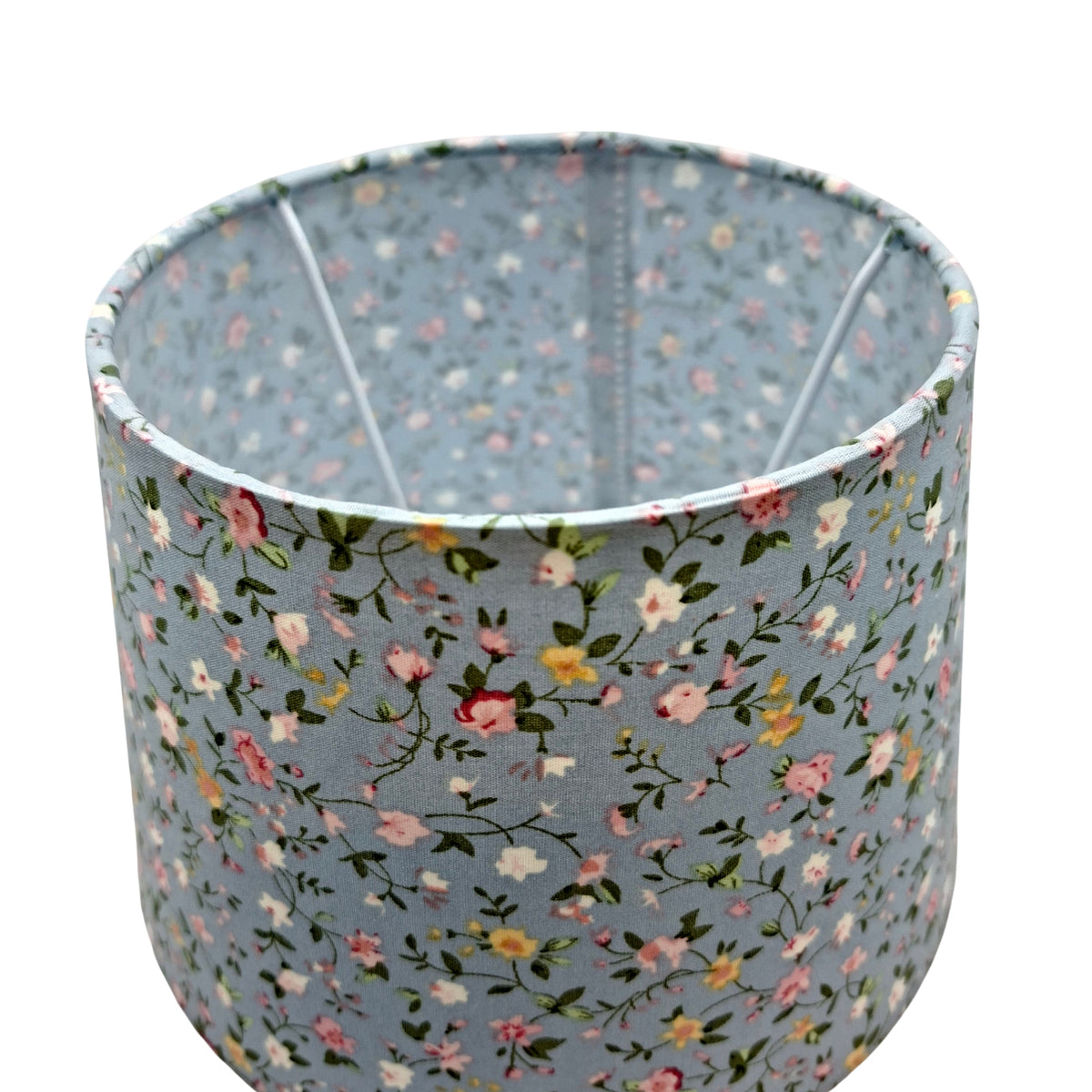 Deze lichtblauwe lampenkap met bloemenpatroon voegt een speelse bohemian sfeer toe aan je interieur.