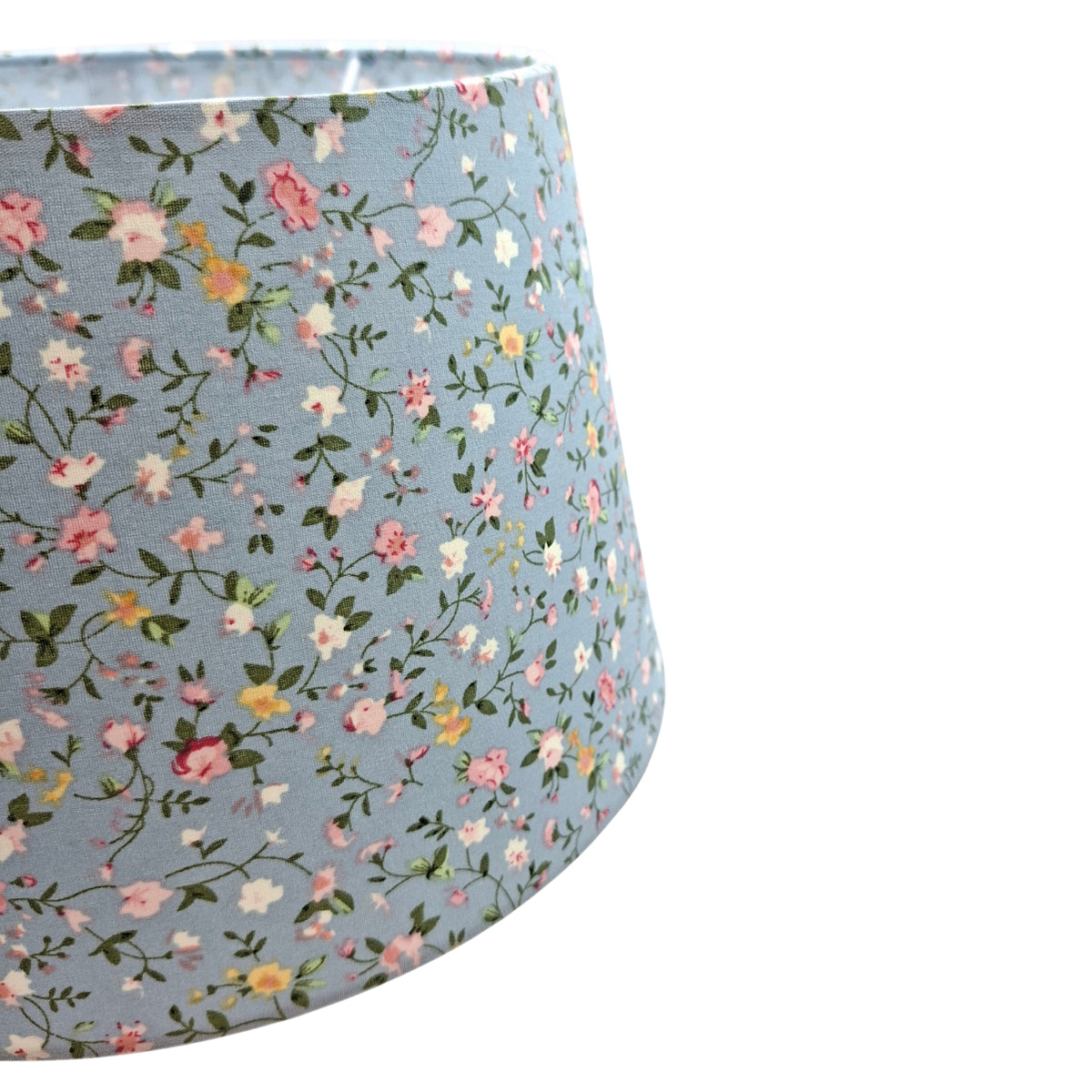 Betoverende lichtblauwe lampenkap met bloemenmotief. Perfect voor een bohemian of landelijke interieurstijl.