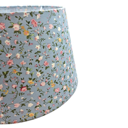 Betoverende lichtblauwe lampenkap met bloemenmotief. Perfect voor een bohemian of landelijke interieurstijl.