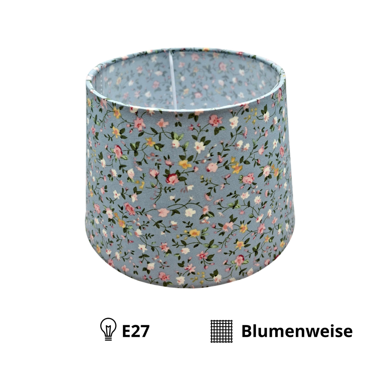Een lichtblauwe lampenkap met bloemenprint, perfect voor een bohemian of landelijke inrichting. Voeg een frisse touch toe!