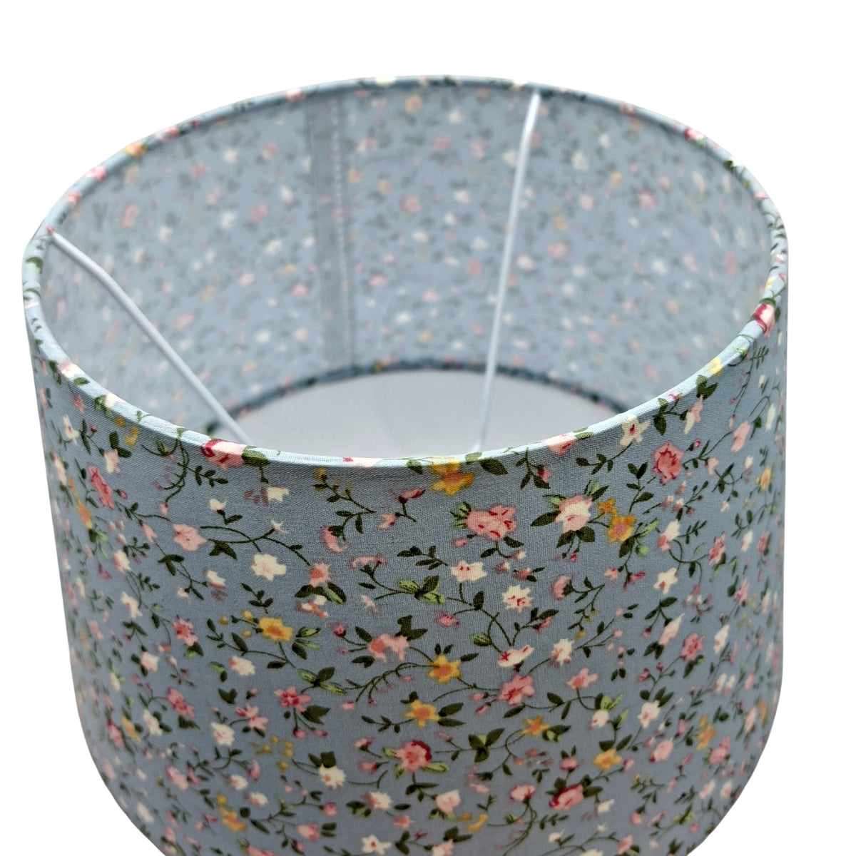 Een charmante lichtblauwe lampenkap met bloemenpatroon. Perfect voor een bohemian of landelijke inrichting.
