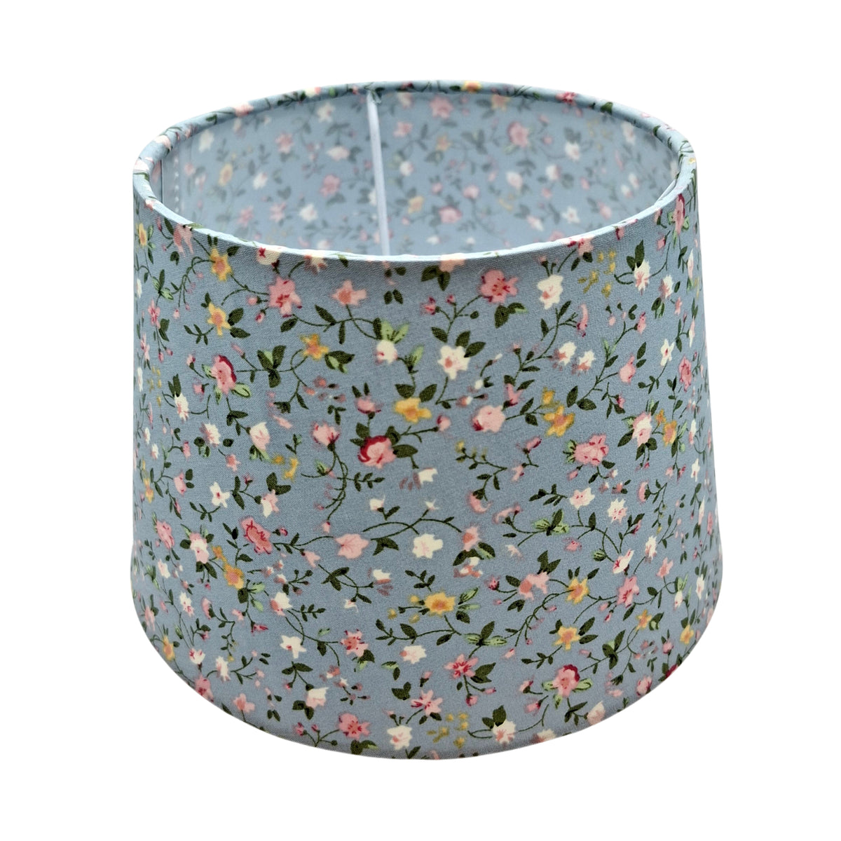 Deze lichtblauwe lampenkap met bloempatroon voegt een speelse bohemian touch toe aan je interieur. Perfect voor elke ruimte.