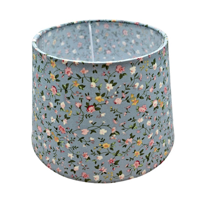 Deze lichtblauwe lampenkap met bloempatroon voegt een speelse bohemian touch toe aan je interieur. Perfect voor elke ruimte.