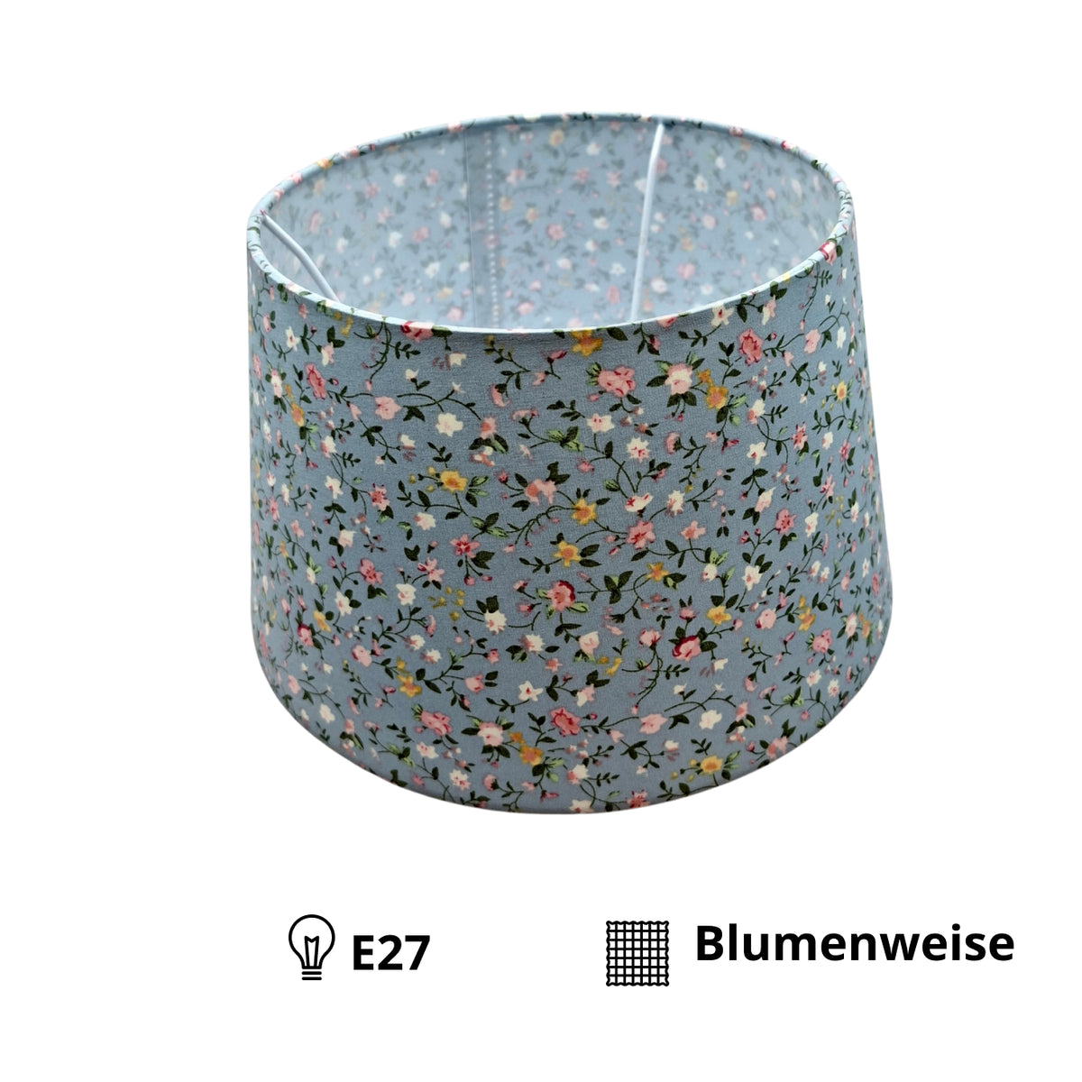 De lichtblauwe bloemen lampenkap voegt een speelse vintage touch toe aan je interieur. Perfect voor een bohemian sfeer.