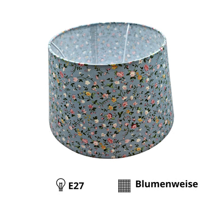 De lichtblauwe bloemen lampenkap voegt een speelse vintage touch toe aan je interieur. Perfect voor een bohemian sfeer.