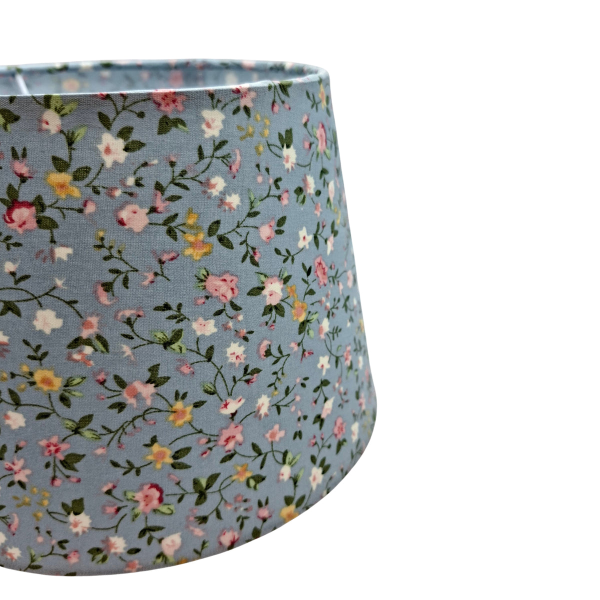 Deze lichtblauwe lampenkap met bloemenmotief voegt een speelse bohemian touch toe aan je interieur.