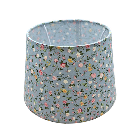 Verfrissende lichtblauwe lampenkap met bloemenprint. Perfect voor een bohemian of landelijke inrichting.