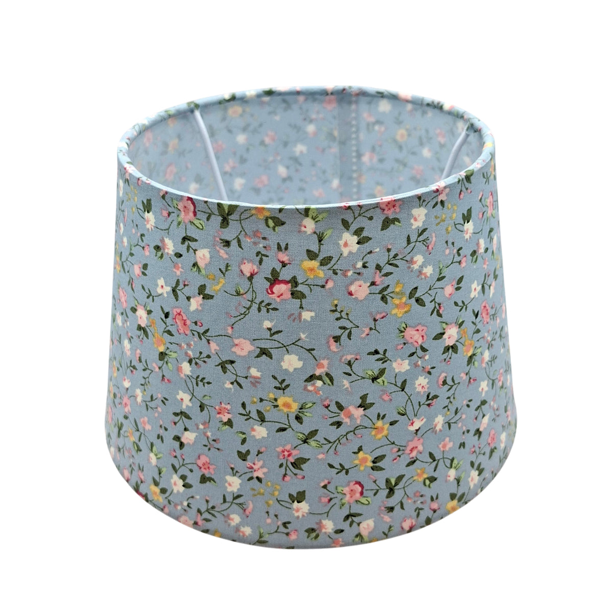 Verfrissende lichtblauwe lampenkap met bloemenprint. Perfect voor een bohemian of landelijke inrichting.