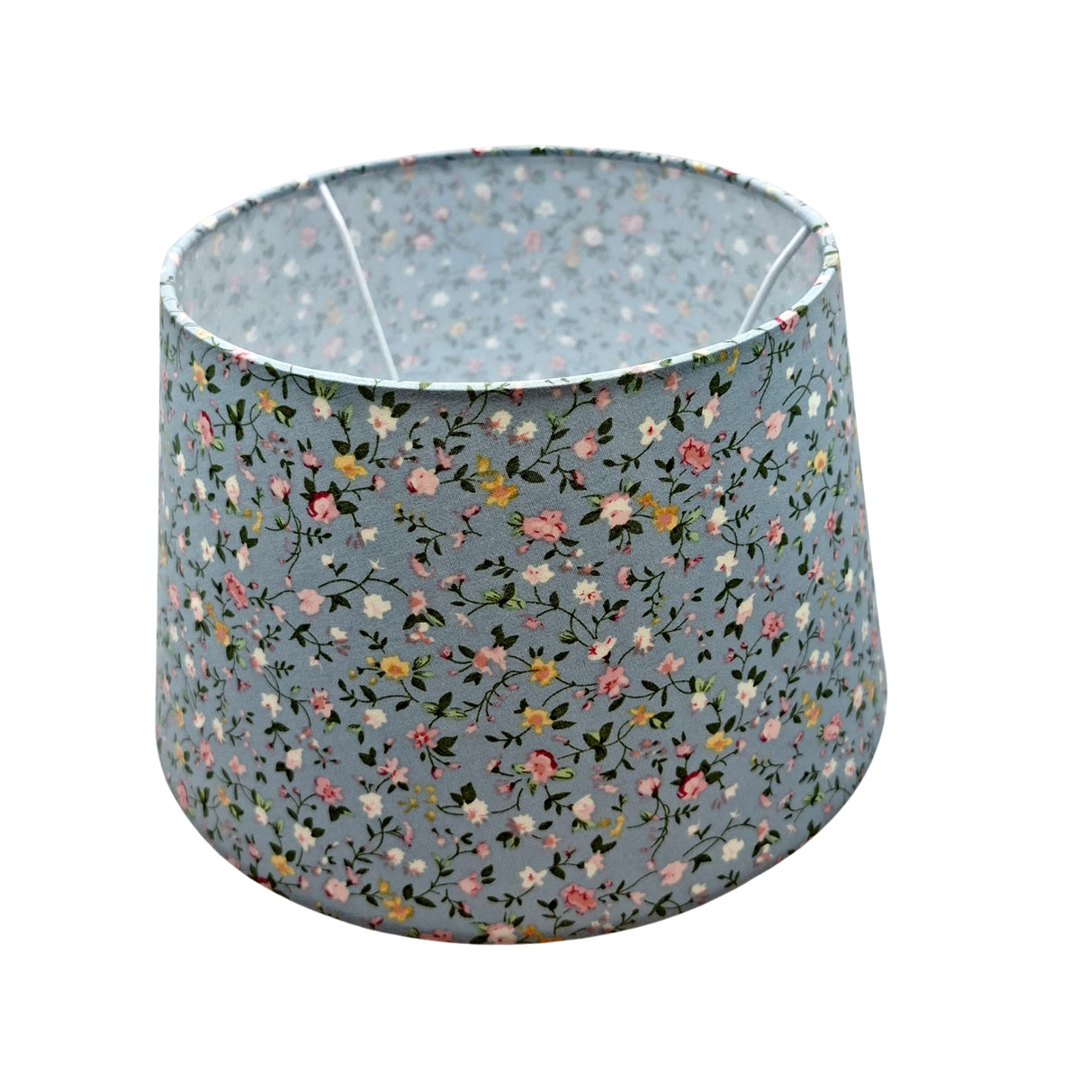 Lichtblauwe lampenkap met bloemenpatroon in chintz. Perfect voor een bohemian of landelijke sfeer in uw interieur.