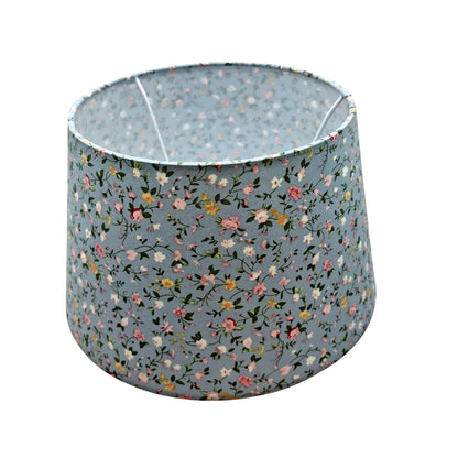 Lichtblauwe lampenkap met bloemenpatroon in chintz. Perfect voor een bohemian of landelijke sfeer in uw interieur.