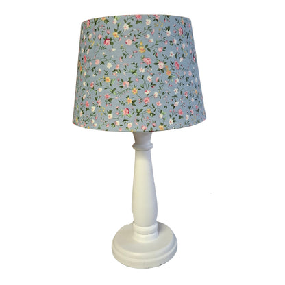 Deze lichtblauwe lampenkap met bloemenprint voegt een speelse bohemian touch toe. Perfect voor een landelijke inrichting.